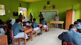 Kapolsek Anggeraja Polres Enrekang Masuk Ke Kelas Pantau Protokol Kesehatan Saat Pembelajaran Tatap Muka