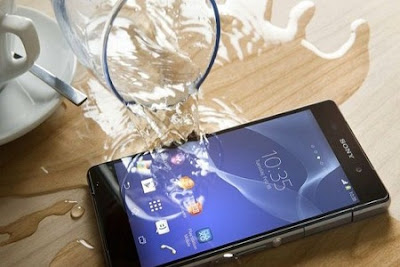 If the water goes into the smartphone,fixing a phone dropped in water,iphone dropped in water,i dropped my phone in water and it wont turn on,dropped phone in water screen wont work,i dropped my phone in water and the screen is black,how to get water out of your phone without rice,how do you fix a water damaged phone,how to fix a water damaged phone that wont turn on
