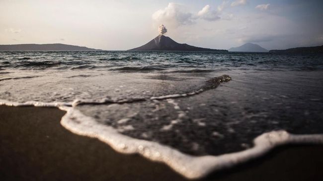 Ahli Vulkanologi Sebut Dentuman yang Terdengar Berasal dari Anak Krakatau Ahli Vulkanologi Sebut Dentuman yang Terdengar Berasal dari Anak Krakatau