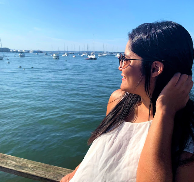 melhores praias de punta del este mulher de perfil olhando para um lago