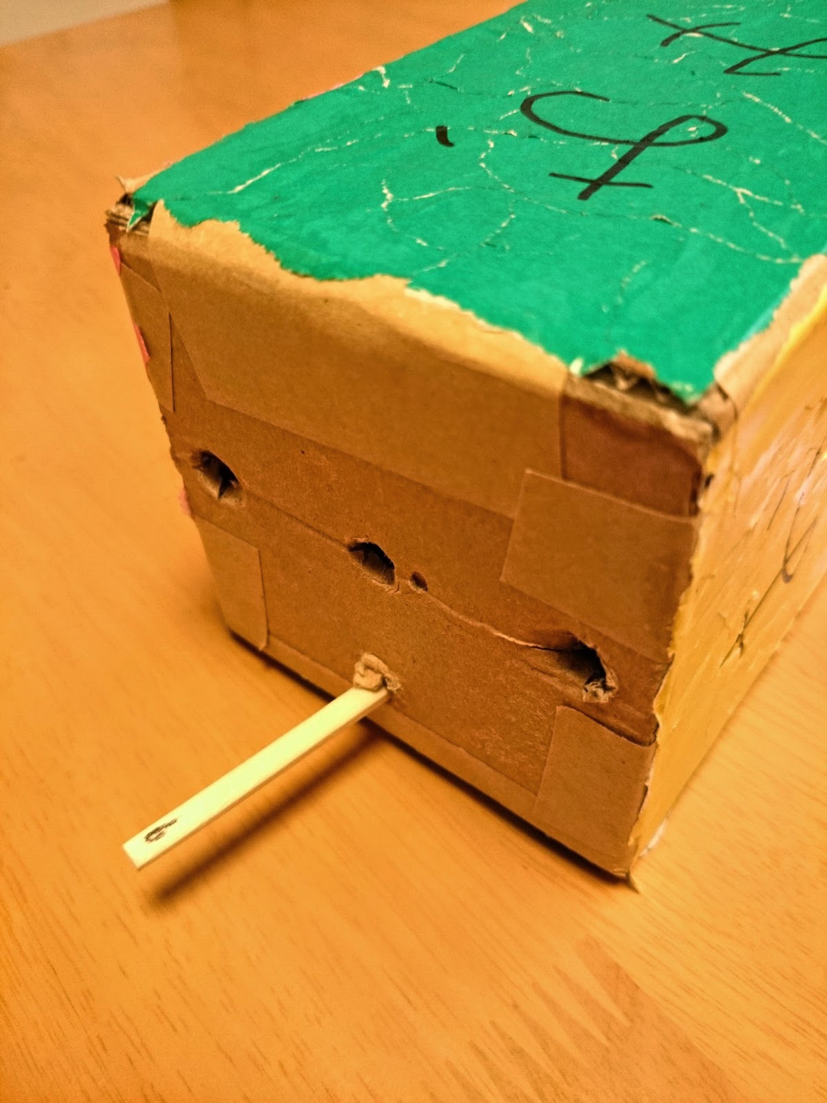 ダンボール製おみくじで我が家の明日を占う おーはしさん家のリビングルーム