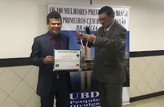 PREFEITO DE CARAÚBAS RECEBE PREMIAÇÃO QUE O COLOCA ENTRE OS 100 ...