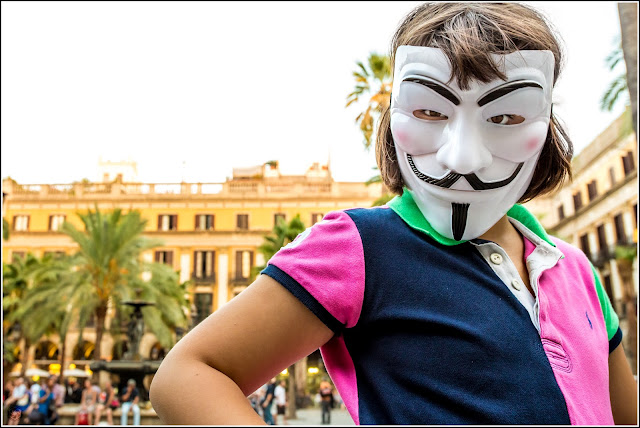  Mar con la Máscara V de Vendetta (Guy Fawkes) en la Plaça Reial de Barcelona