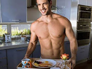 El desayuno es muy importante hombre musculoso sin camiseta con una bandeja de desayuno