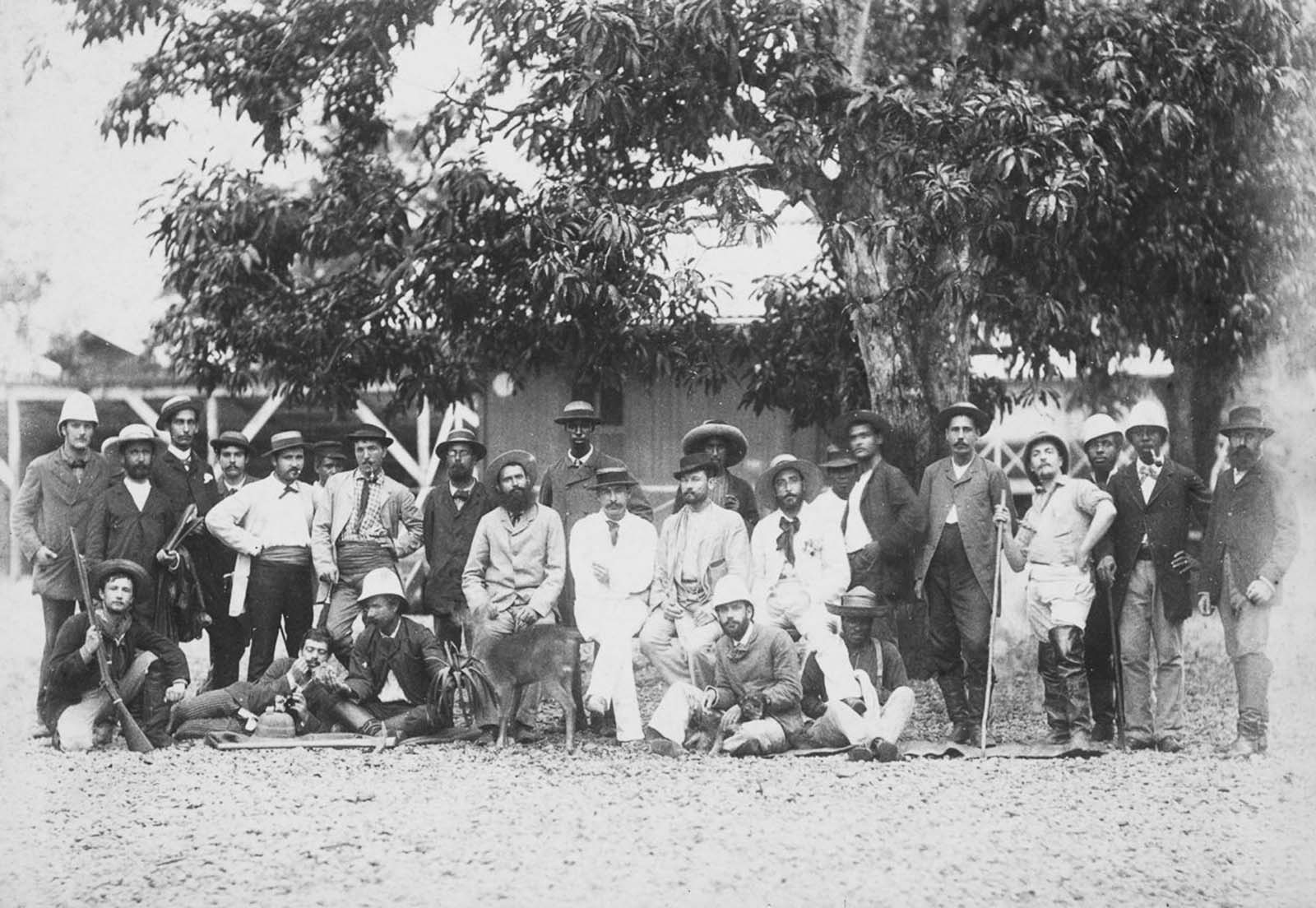 A Panama-csatorna társaság francia alkalmazottai fotóznak.  1885.