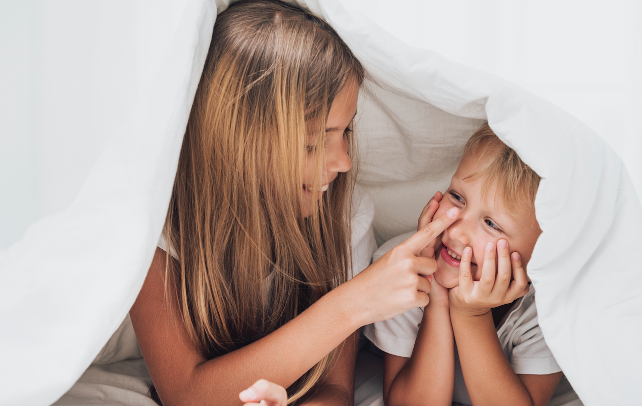 сестра едет в гости фото. девушка с попкорном. половая близость с сестрой. сестры. смотрит сестре под.