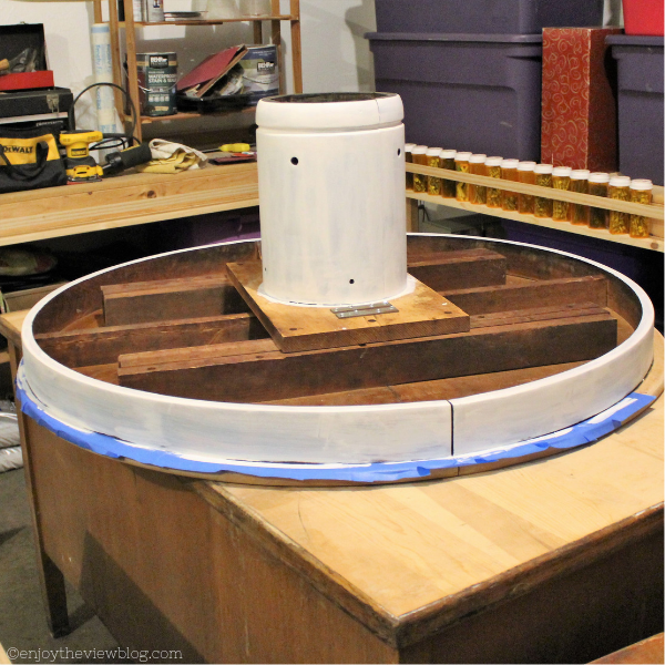 Painter's tape is your friend when transitioning between painted and stained surfaces! #fusionmineralpaint #paintedfurniture #DIY #furnituremakeover #howtopaintfurniture #enjoytheviewblog tabletop turned upside down with primer and painter's tape