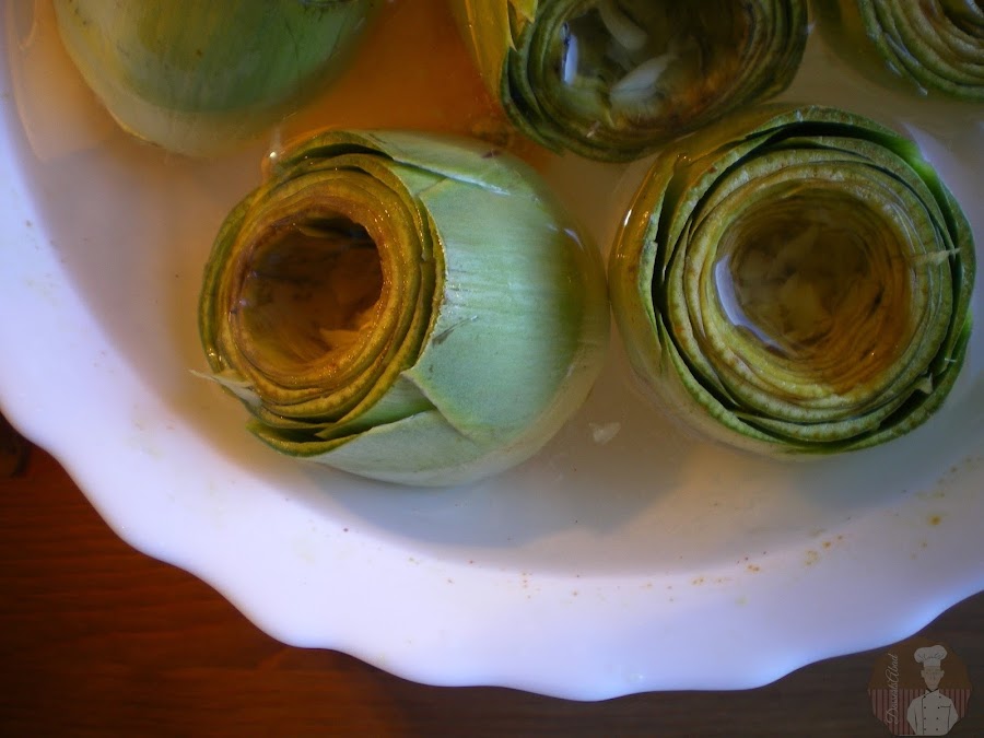 Guiso de alcachofas rellenas de chocos. Vaciado de las alcachofas