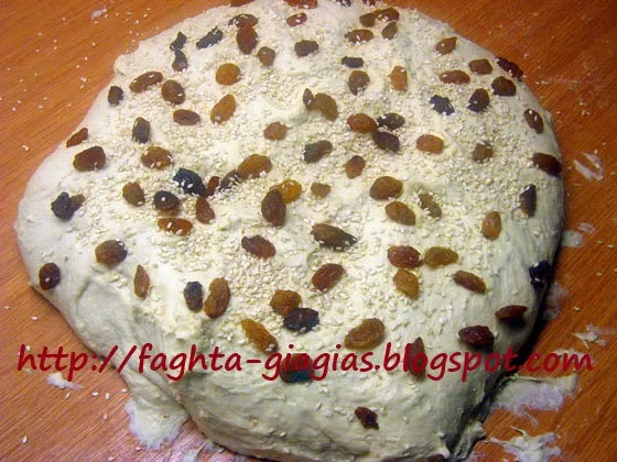 Χριστόψωμο με σταφίδες και σουσάμι - από «Τα φαγητά της γιαγιάς»