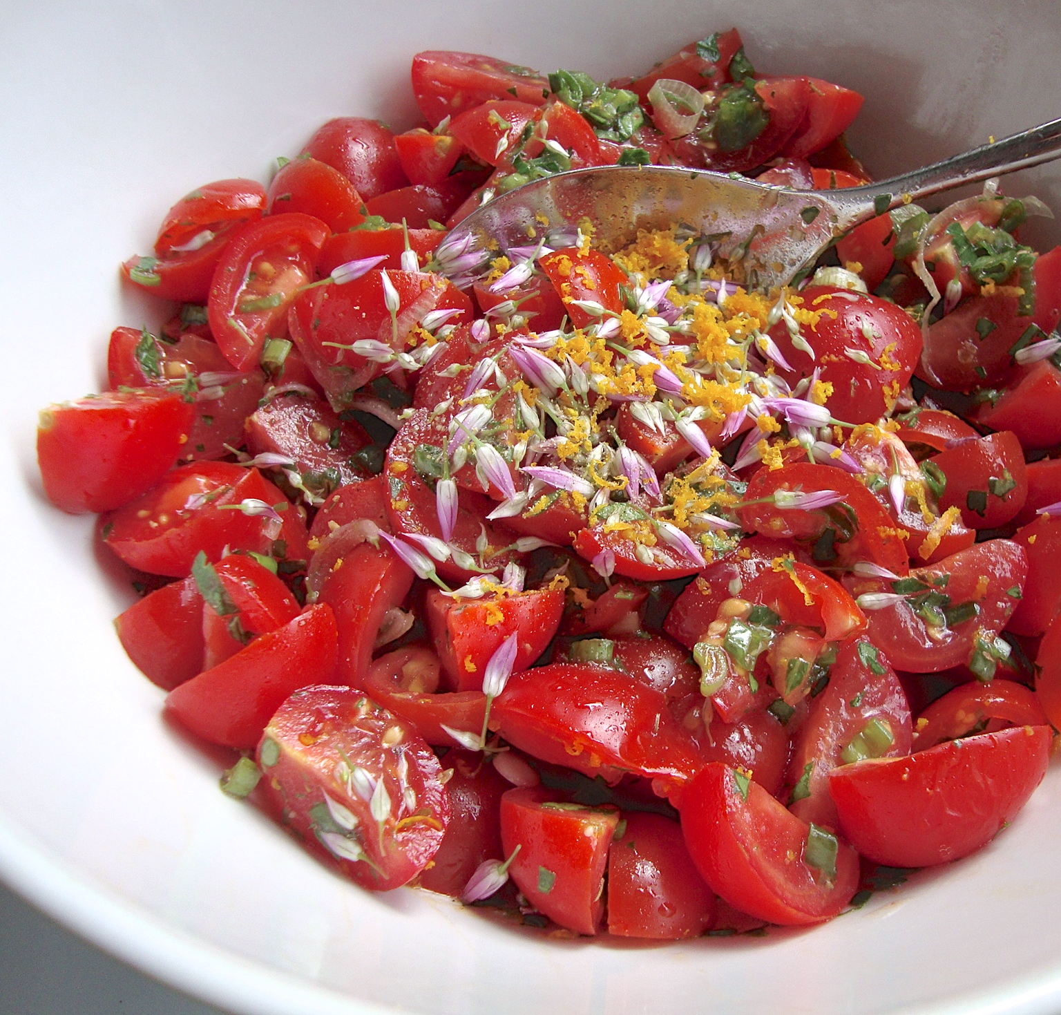 Cooketteria: Orangiger Tomatensalat mit Kräutern und Schnittlauchblüten