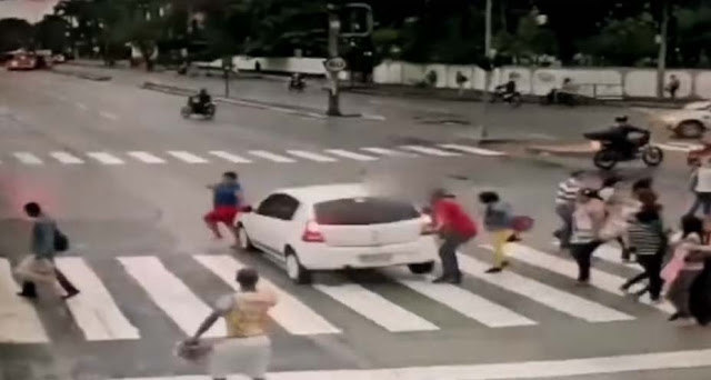 Motorista avança sinal vermelho, atropela e mata idosa em cadeira de rodas; vídeo