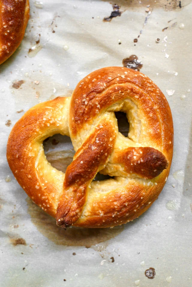 Homemade Soft Pretzels | thetwobiteclub.com