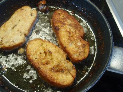 haciendo torrijas