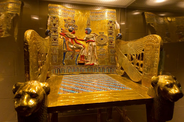 Золотой трон из гробницы. Тутанхамон в головном уборе, символизирующем Солнце и его супруга в головном уборе звезды Сириус. Сцена умащения маслами