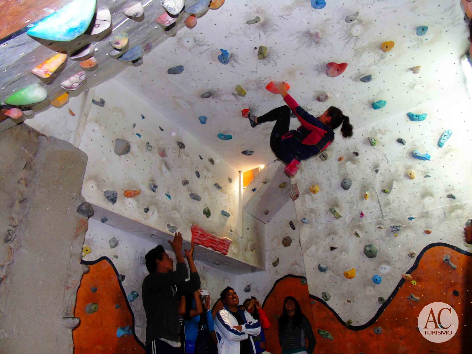 Entrénate en El Muro al mejor estilo de la escalada en Roca