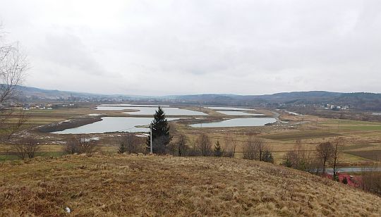 Stawy rybne w dawnych wyrobiskach żwiru. Stawy rybne w dawnych wyrobiskach żwiru.