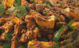 स्वादिष्ट आम का अचार बनाने की विधि सबसे पहले साफ पानी में आमों को धो लें और सुखाकर छोटी छोटी फांकों में काट लें। स्वादिष्ट आम का अचार