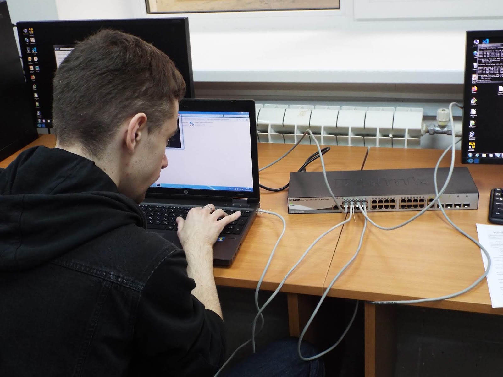 компьютер для учебы. дистанционное образование. подросток за компьютером. It специалист. курсы по сетевым технологиям.