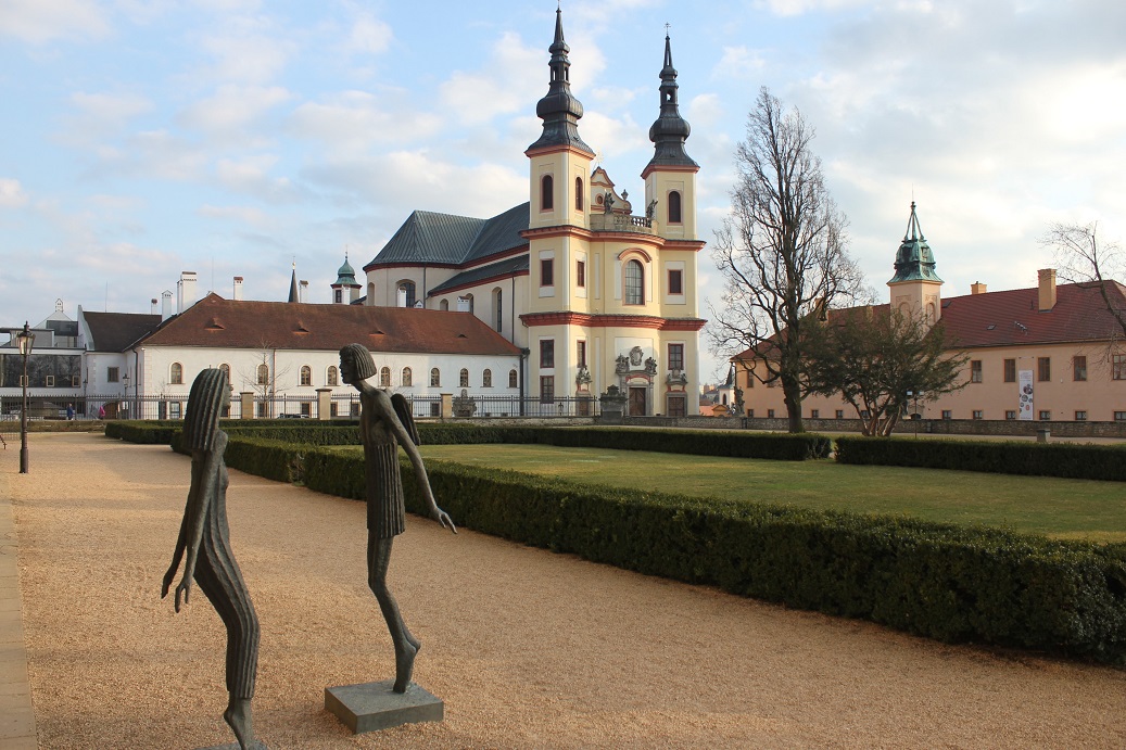 piaristický kostel v Litomyšli, v popředí sochy Olbrama Zoubka