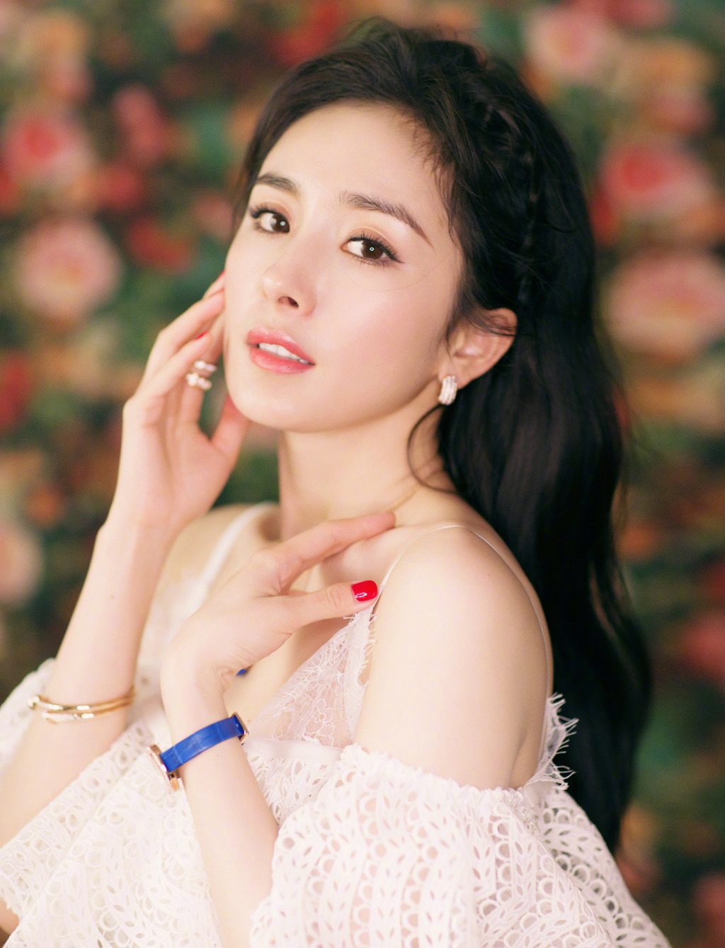 Zhao Liying and Yang Mi beautifully radiant in recent appearances