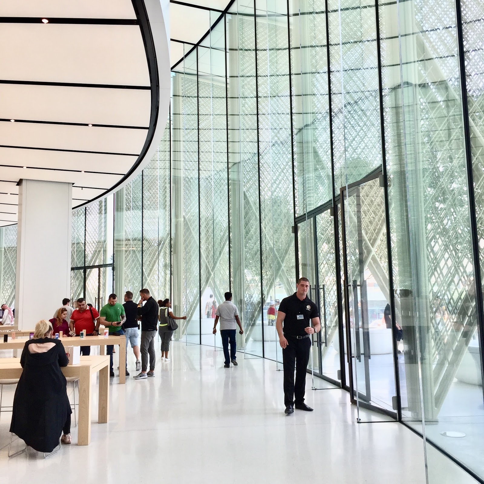 Блогер дубай. Эпл стор в Дубае. Apple Store в Дубае. Эппл Дубай Молл. Дубай Молл Apple Store.