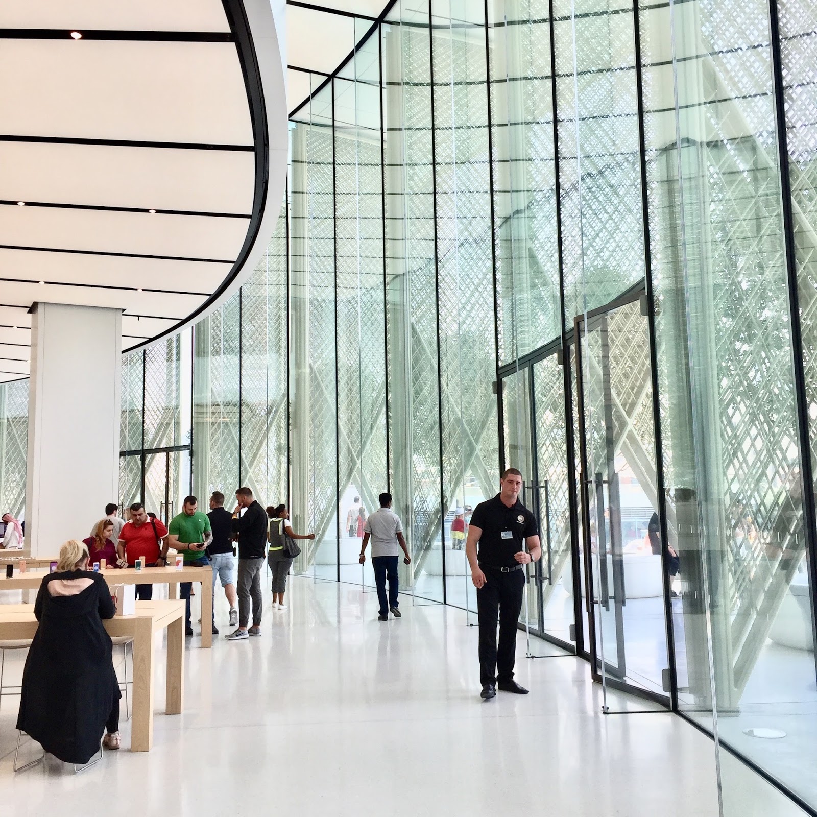 Золотое яблоко краснодар галерея. Apple в дубай молл. Эппл дубай молл. Трц галерея золотое яблоко. Золотое яблоко в дубае.