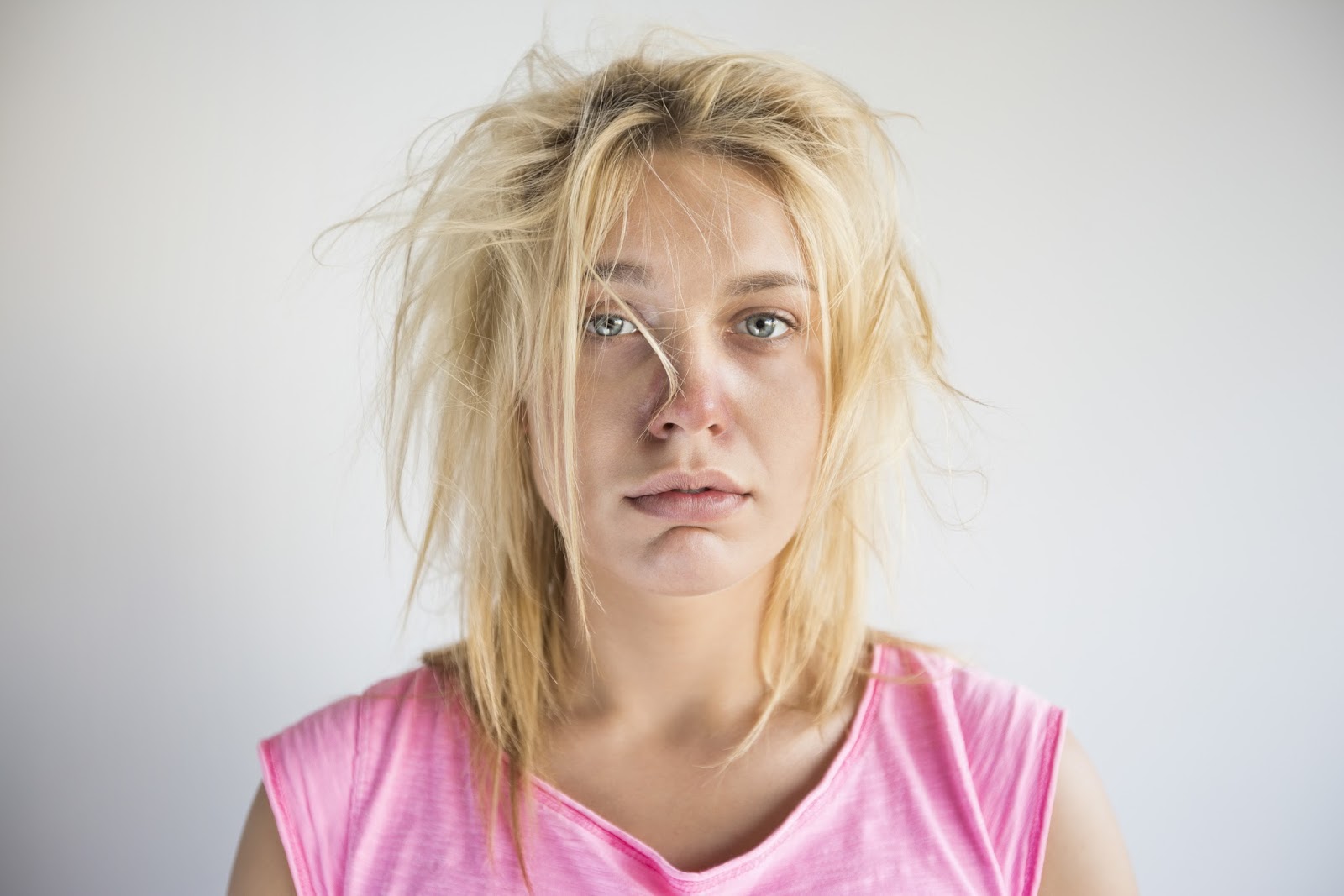 Взъерошенные волосы у девушек. Лохматая прическа. Взъерошенная женщина. Женщина с растрепанными волосами. Девушка с растрепанными волосами.