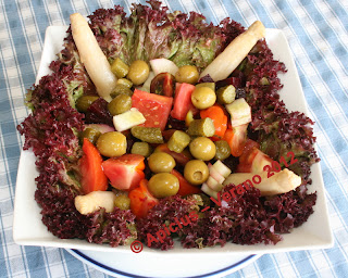  1046º Menú, Vainas con patatas, lomo con salsa de tomate, ensalada y fruta. 