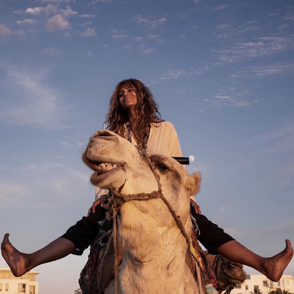 Halle Berry se siente libre a lomos de un camello en Marruecos