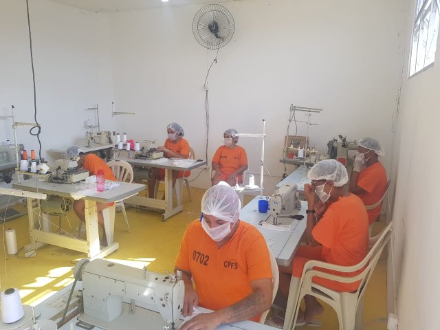 Detentos do Conjunto Penal confeccionam máscaras para prevenção ao coronavírus