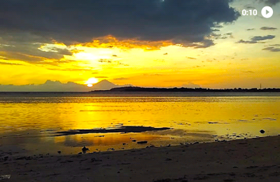 Sunset cantik di depan Mola-Mola Resort, Gili Air