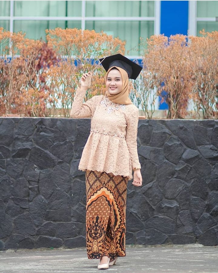 23+ Ispirasi Kebaya Wisuda Mahasiswi Berjilbab Modern 2020
