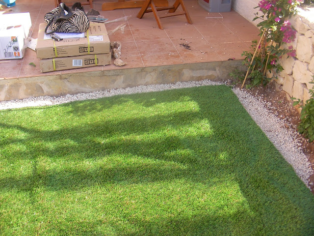 IDEAGARDEN: JARDIN CON CESPED ARTIFICIAL EN CALPESOL