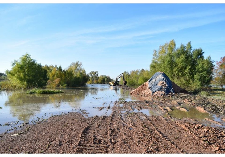 EL VOCERO ISLEÑO Villa Paranacito Continúan reforzando terraplenes