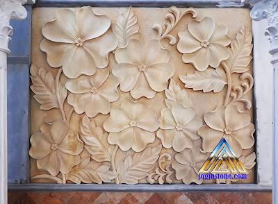 ukiran relief gambar bunga yang besar dibuat dari batu alam paras jogja atau batu putih gunungkidul