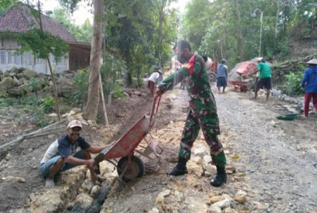 Wujud Kepedulian TNI, Babinsa Pilangsari  Bersama Warga Buat Talud Jalan Desa