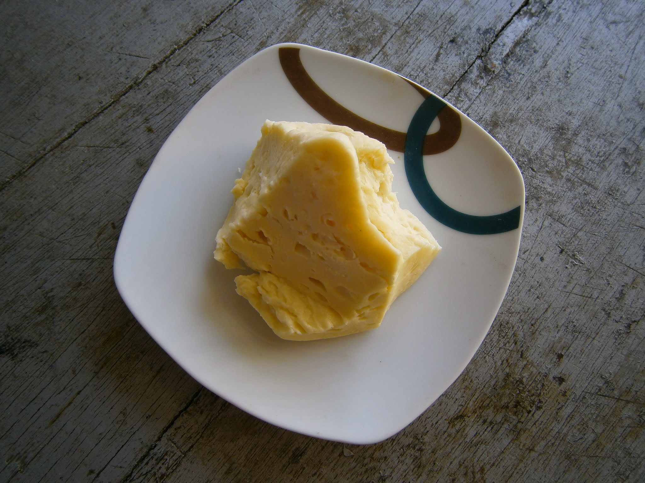 Queso llamado quesillo en Perú servido sobre una mesa de color plomo