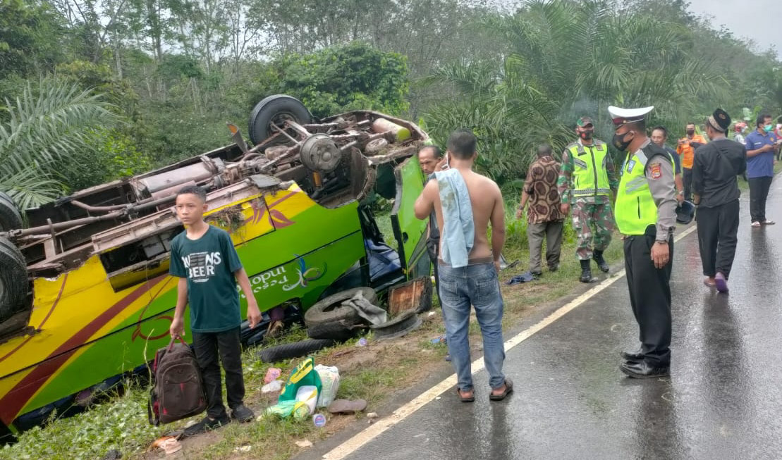 Pecah Ban, Bus KTM Mesuj Berpenumpang 30 Orang, Terguling Di Jalintim