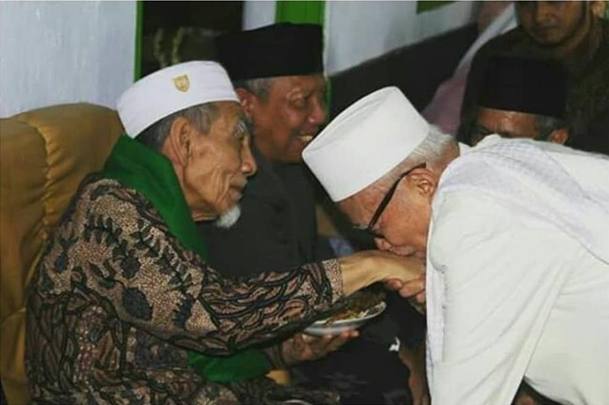 Kisah Kh Anwar Manshur Yang Datang Tepat Waktu Sholatkan Jenazah Mbah Moen