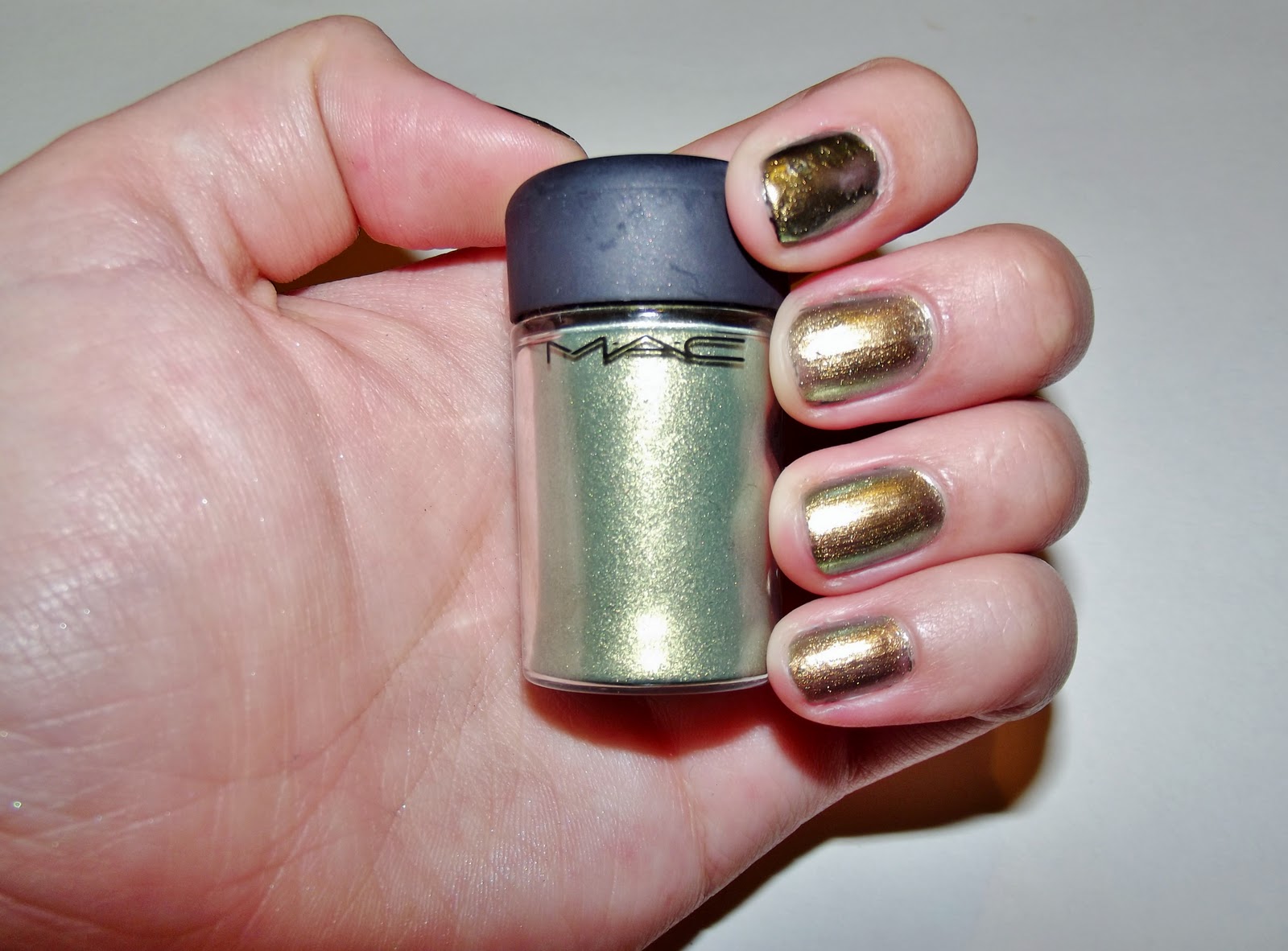 Woodsmokes: MAC Golden Olive pigment