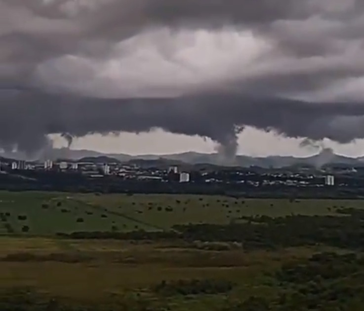 Vídeo mostra tornado que atingiu São Jose dos Campos Vídeo mostra tornado que atingiu São Jose dos Campos