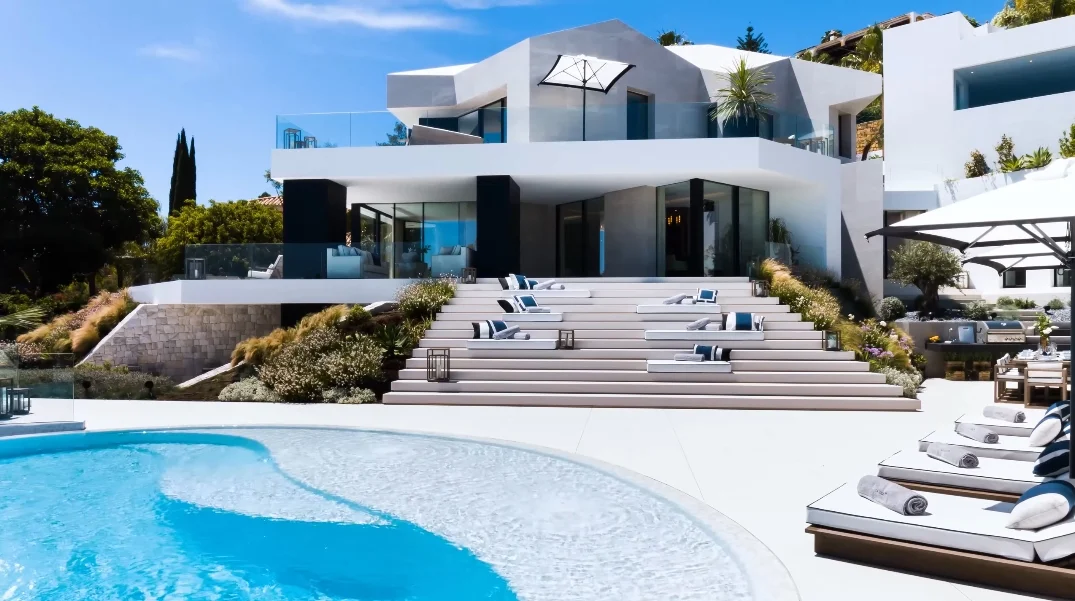 26 Photos vs. Tour El Herrojo Benahavis Modern Villa With Panoramic Views