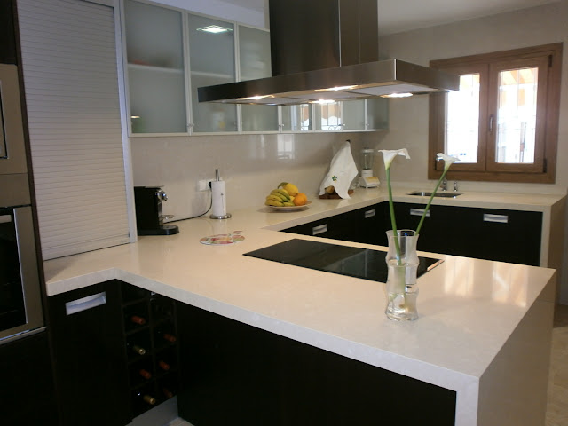 cocina wengue y blanco