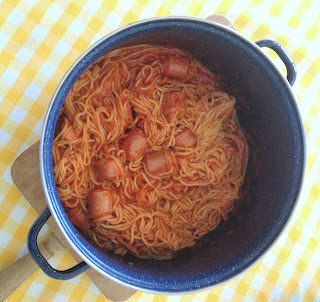 Espaguetis y salchichas cocidos y en su salsa