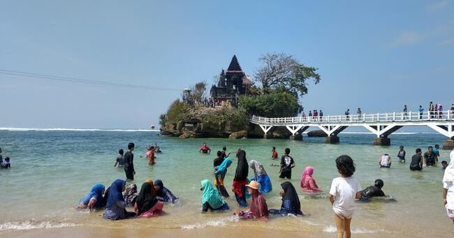 Pantai Balekambang Malang | Harga Tiket Masuk, Rute ...