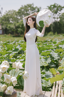 Nàng mẫu 9x diện áo dài đẹp tinh khôi giữa đầm sen trắng
