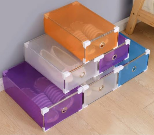 ضع الأحذية في صناديق بلاستيك ضع الأحذية في صناديق بلاستيك