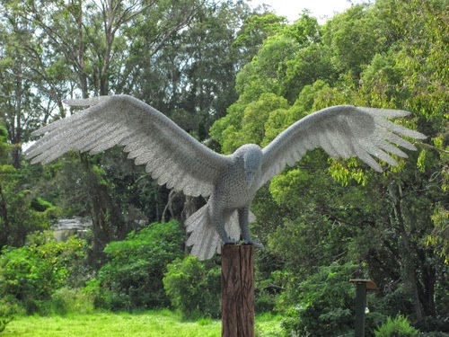 01-Eagle-Chicken-Wire-Sculptures-Sculptor-Ivan-Lovatt-www-designstack-co