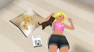 Dibujo anime 3D. Krista (rubia de piel morena) durmiendo junto a dos cachorros de perro y el libro A través de mis pequeños ojos de Emilio Ortiz