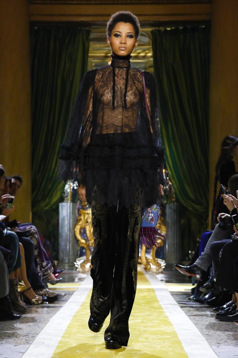 Roberto Cavalli Fall/Winter 2016-2017 RTW MFW roberto-cavalli-fall-winter-2016-2017-collection-milan-fashion-week, roberto-cavalli-fall-winter-2016-2017, roberto-cavalli-fall-winter-2016, roberto-cavalli-fall-winter-2017, roberto-cavalli-fall-2016, roberto-cavalli-fall-2017, du-dessin-aux-podiums, dudessinauxpodiums